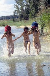 Baltos dėmės mėlyname